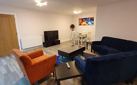 Garland Modern Spacious Apartment, Brentwood 1